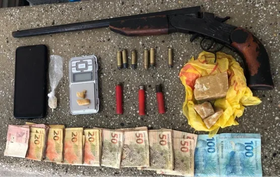 Homem é preso com arma e drogas em Nova Viçosa