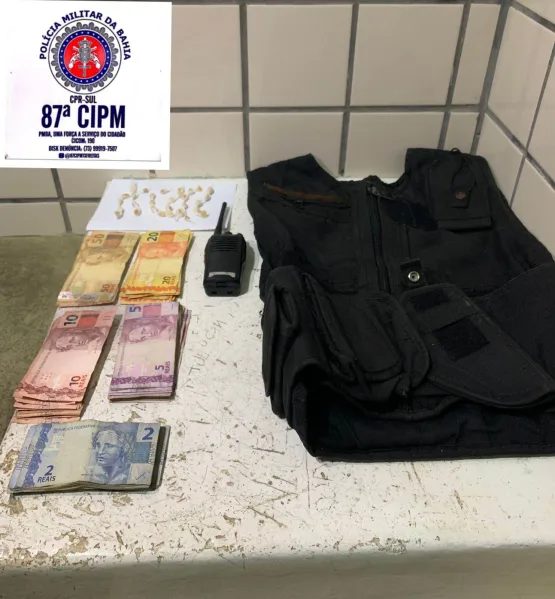 PM apreende crack e rádio comunicador deixados para trás por traficantes