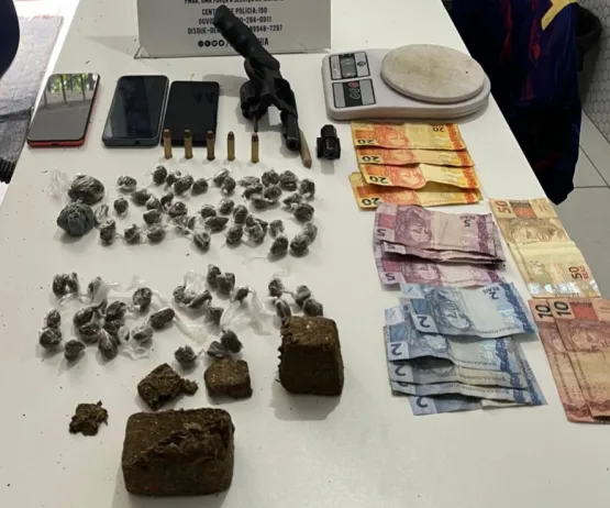Homem é preso e adolescente é apreendido com arma e drogas em Itanhém