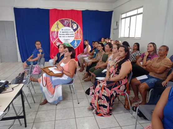 Medeiros Neto: professores da rede municipal recebem formação com especialista sobre autismo