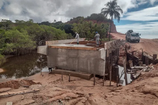 Prado -  Ponte da Amendoeira recebe última etapa de concretagem