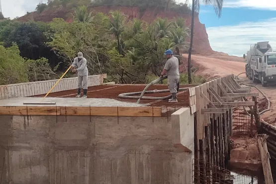 Prado -  Ponte da Amendoeira recebe última etapa de concretagem