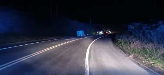 Caminhoneiro é socorrido em estado grave após tombar caminhão na BR 101 em Teixeira de Freitas