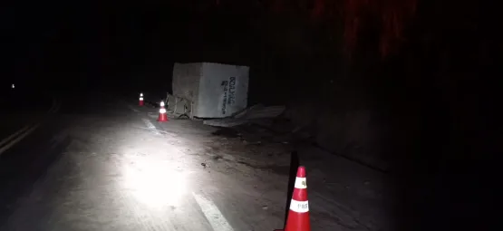 Caminhoneiro é socorrido em estado grave após tombar caminhão na BR 101 em Teixeira de Freitas