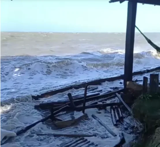 Vídeos - Ressaca do mar causa destruição e transtornos em Corumbau