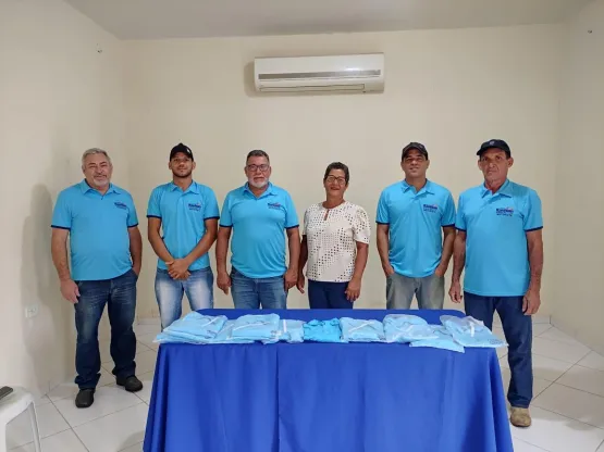 Secretaria de Educação de Itanhém entrega novos uniformes aos motoristas, acompanhantes e vigilantes