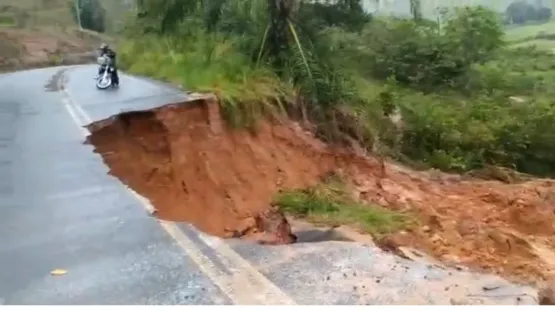 Vídeo - Forte chuva abre cratera na BA 283 entre Itabela e Guaratinga