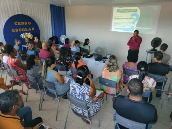 Medeiros Neto: diretores e secretários escolares recebem formação sobre Censo Escolar