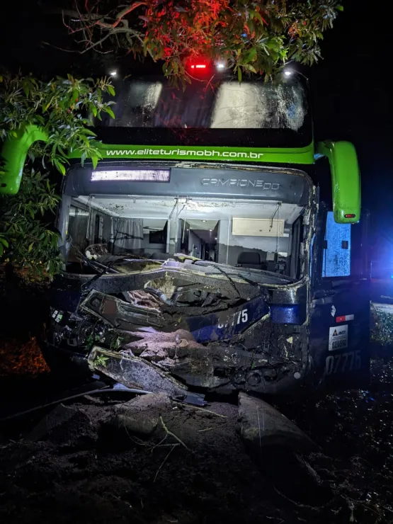 Ônibus de turismo se envolve em acidente na BR 418 no município de Nova Viçosa