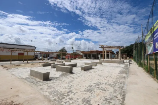 Construção de praça no Ulisses Guimarães segue avançada em Teixeira de Freitas
