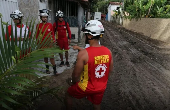 “Ajudaremos na recuperação dos pontos necessários”, diz Jerônimo após sobrevoar municípios afetados pela chuva