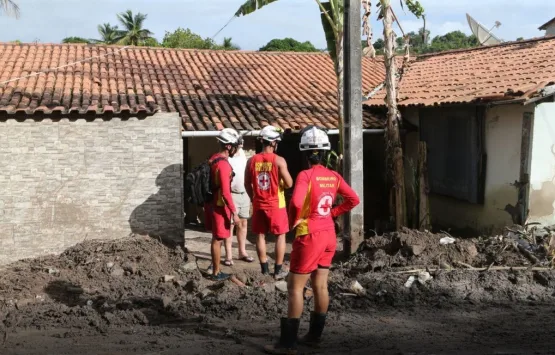 “Ajudaremos na recuperação dos pontos necessários”, diz Jerônimo após sobrevoar municípios afetados pela chuva