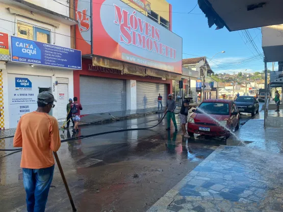 Trabalho ostensivo da Prefeitura de Medeiros Neto reforça limpeza pública com lavagem de ruas e avenidas do centro