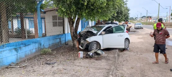 Uma pessoa morreu e outra ficou ferida após colisão de carro contra árvore em avenida de Teixeira de Freitas