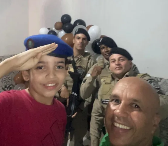 Guarnição da Polícia Militar surpreende fã de 09 anos no dia do seu aniversário