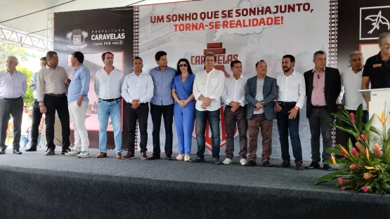 Prefeita Luciana Machado participa da assinatura de reativação da ferrovia Bahia-Minas em Caravelas