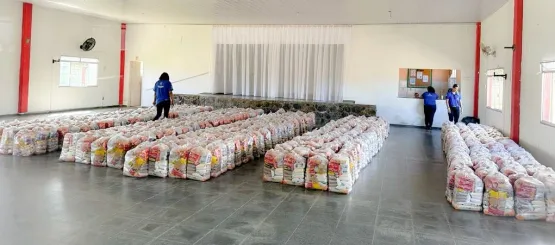 Prefeitura de Nova Viçosa distribui cestas básicas para pescadores e marisqueiras do município