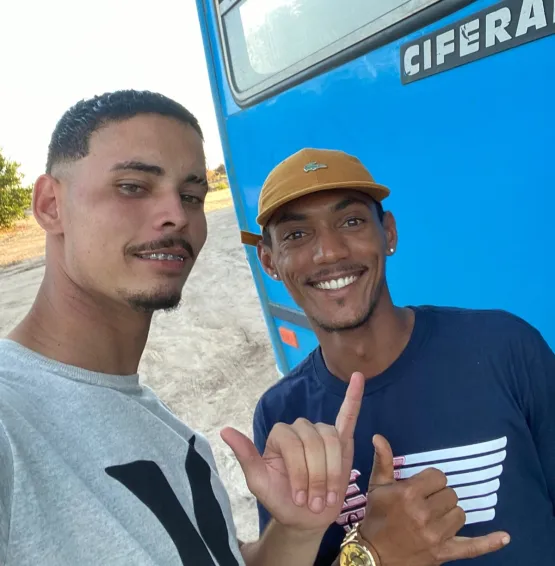 Dois jovens são executados a tiros enquanto aguardava o ônibus para ir trabalhar, em Itabatã