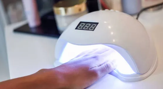 Lâmpadas UV usadas para secar esmalte em gel podem causar câncer, alertam médicos franceses
