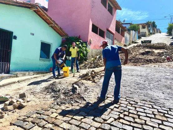 Prefeitura de Medeiros Neto realiza recuperação de ruas danificadas após as fortes chuvas