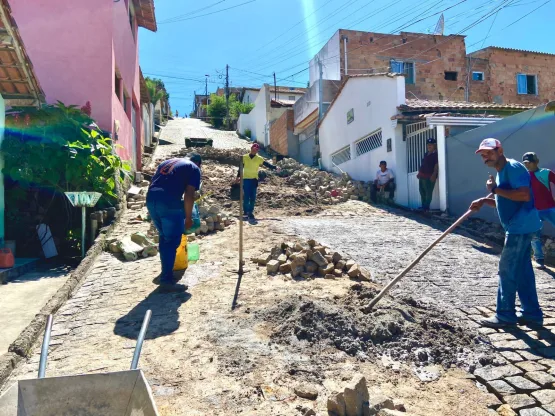 Prefeitura de Medeiros Neto realiza recuperação de ruas danificadas após as fortes chuvas