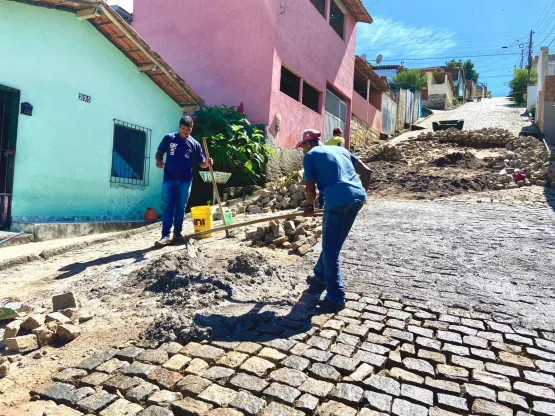 Prefeitura de Medeiros Neto realiza recuperação de ruas danificadas após as fortes chuvas