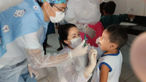 Parceria entre Prefeitura e Faculdade orienta estudantes da rede pública sobre saúde bucal em Teixeira de Freitas