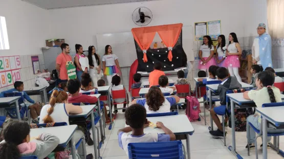 Parceria entre Prefeitura e Faculdade orienta estudantes da rede pública sobre saúde bucal em Teixeira de Freitas