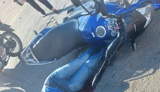 Vídeo mostra momento que estudante que ia de moto para a escola morre ao colidir com carro, em Itamaraju