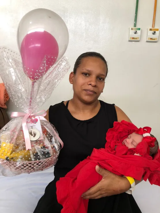 Prefeitura de Medeiros Neto comemora dia das mães entregando cestas de café da manhã para puérperas