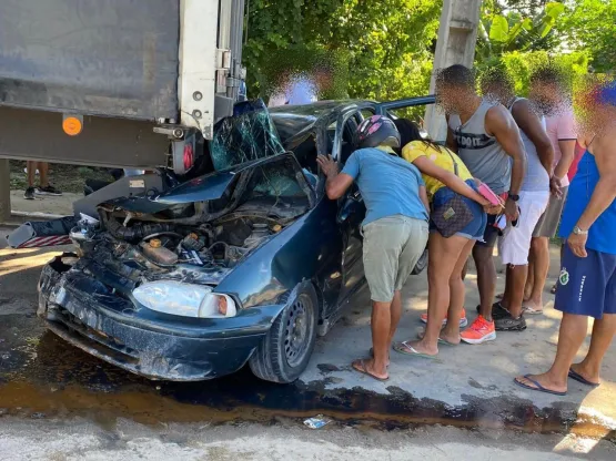 Vítima fatal – Motorista perde controle e se choca com carreta parada, na Presidente Getúlio Vargas