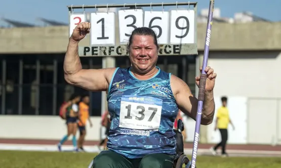 Beth Gomes quebra recorde mundial paralímpico no lançamento de dardo