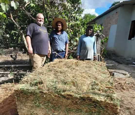 Secretaria de Agropecuária oferece serviços de maquinário para colheita de silagem da agricultura familiar em Mucuri