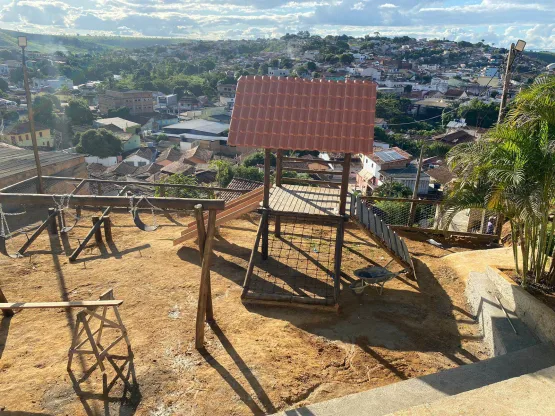 Prefeitura de Medeiros Neto entra na reta final em construção de parque na rua Espírito Santo