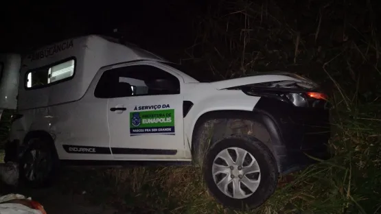 Mulher morre em acidente entre ambulância e carreta na BR 101.   Paciente voltava de tratamento em Salvador