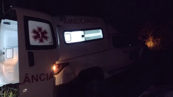 Mulher morre em acidente entre ambulância e carreta na BR 101.   Paciente voltava de tratamento em Salvador