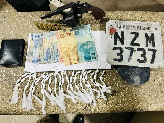 Suspeitos fogem da PM, caem e são presos com arma e cocaína em Santo Antônio