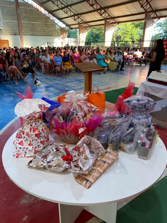 Prefeito Beto Pinto participa de homenagem às mães dos alunos Escola Christinna de Amarante e Mota, no Uldurico Pinto