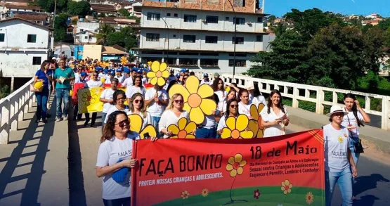 Prefeitura de Medeiros Neto realiza caminhada de sensibilização sobre o combate ao abuso e à exploração sexual infantojuvenil