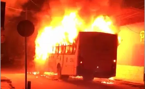 Ônibus da empresa Santa Clara é completamente consumido pelo fogo no bairro Tancredo Neves