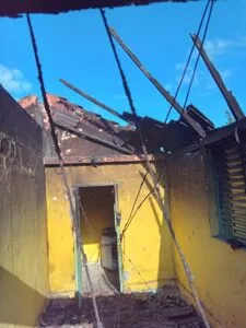 Brutal - Criminosos invadem casa, ataca moradores a facadas e põe fogo no imóvel com uma das vítimas ainda viva, em Serra dos Aimorés