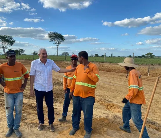 Prefeito Beto Pinto comemora agilidade em pavimentação asfáltica do semi-anel viário da BA-290; obra entra em fase de acabamento