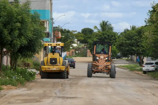 Obra de pavimentação prossegue na Avenida das Galáxias e ruas adjacentes, em Teixeira de Freitas