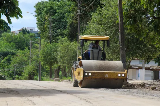 Obra de pavimentação prossegue na Avenida das Galáxias e ruas adjacentes, em Teixeira de Freitas