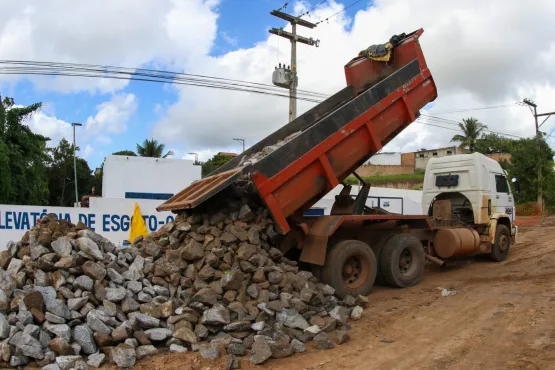  Prefeitura de Teixeira de Freitas prossegue com serviço de pavimentação da Av. das Galáxias e ruas adjacentes, do bairro Bonadiman