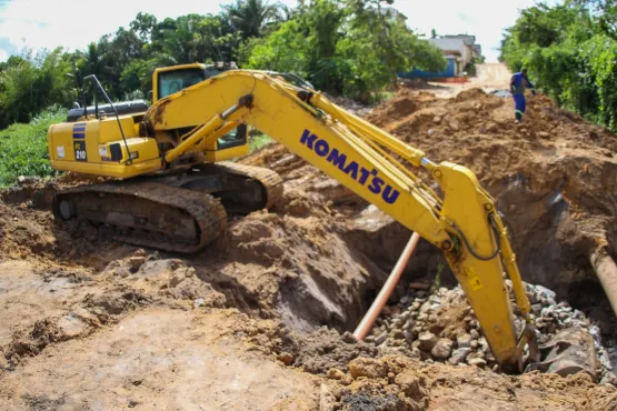  Prefeitura de Teixeira de Freitas prossegue com serviço de pavimentação da Av. das Galáxias e ruas adjacentes, do bairro Bonadiman