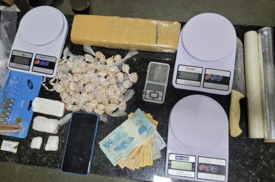 43ª CIPM prende três pessoas com farta quantidade de drogas, em Itamaraju.