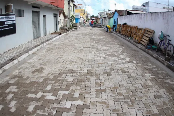 Obra do Shopping Teixeira Mall: Prefeitura pavimenta rua no bairro Alagoas