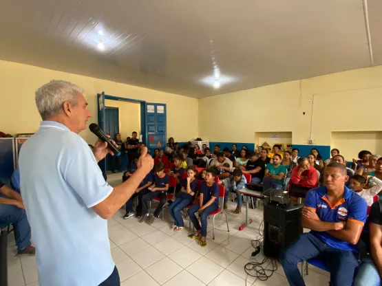 Prefeito Beto Pinto entrega quase 200 kits de mesas e cadeiras escolares durante visita a Itupeva