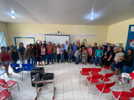 Prefeito Beto Pinto entrega quase 200 kits de mesas e cadeiras escolares durante visita a Itupeva